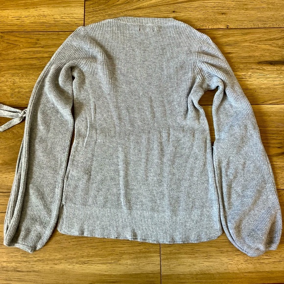 Grey sweater with open sleeve and bow tie in the middle from American Eagle - Picture 2 of 2
